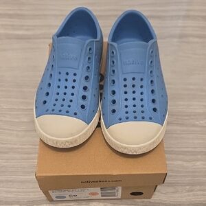 Native Toddler Size 9 Blue And White